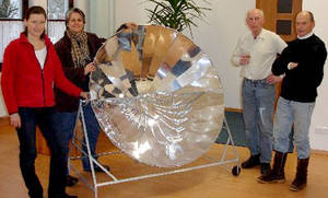 Zwei Männer und zwei Frauen präsentieren stolz ihren selbst zusammengebauten Solarkocher