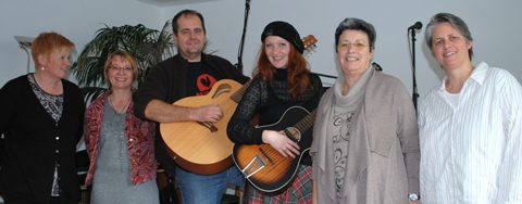 Die MusikerInnen Inga Lynch und Lois Schwaiger im Kreis der FFS Frauen